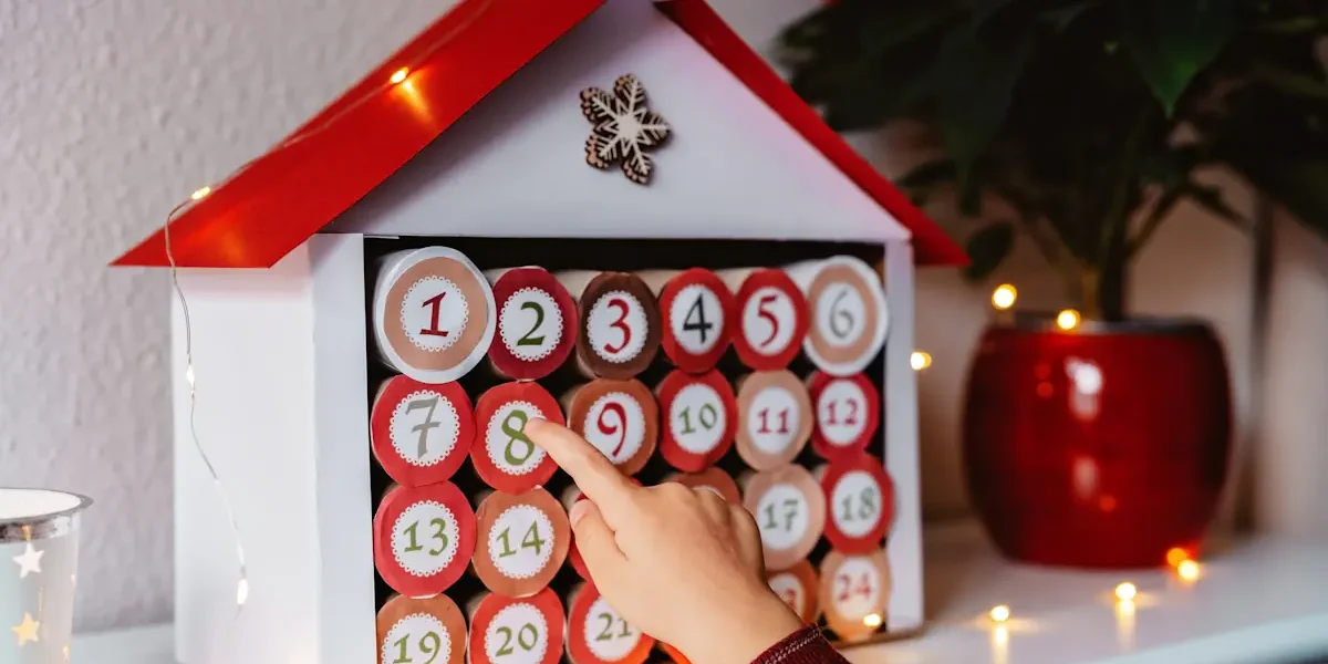 Une personne qui recharge un Calendrier de l'avent maison