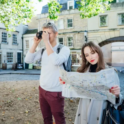 Un homme et une femme qui participent à une chasse au trésor en ville