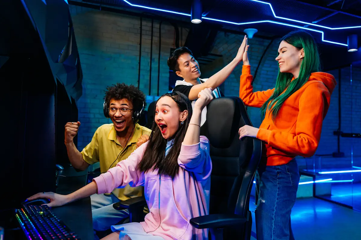 Des groupes de jeunes qui s'amusent à un escape game