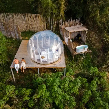 Un couple dans un Hébergement week-end insolite en France