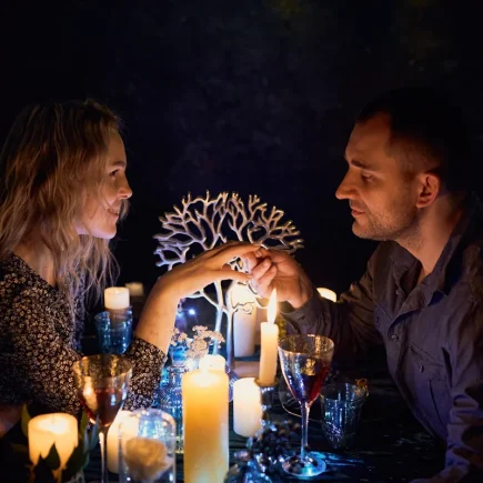 Un couple qui dine dans un restaurant insolite en France