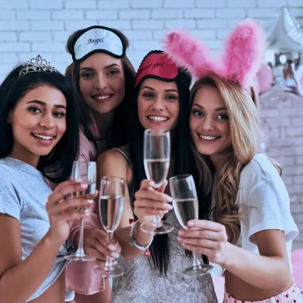 Des jeunes femmes en plein enterrement de vie de jeune fille