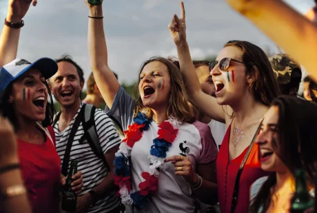 Des jeunes qui participent à un festival d'été en France