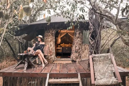 Une femme dans un hébergement de voyage insolite