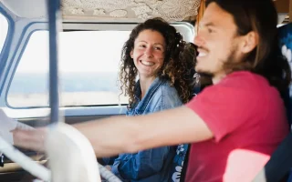 Un couple qui part en road trip en van aménagé