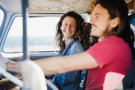 Un couple qui part en road trip en van aménagé