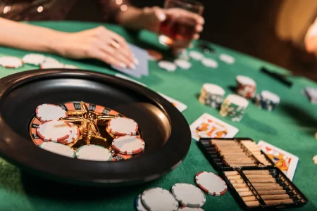 Des personnes qui font une soirée casino à la maison